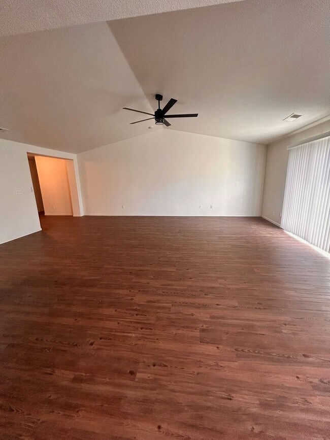 Building Photo - Great home for rent in Tulare!
