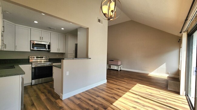 Building Photo - 1 Bedroom Condo West of I-5 in Del Mar