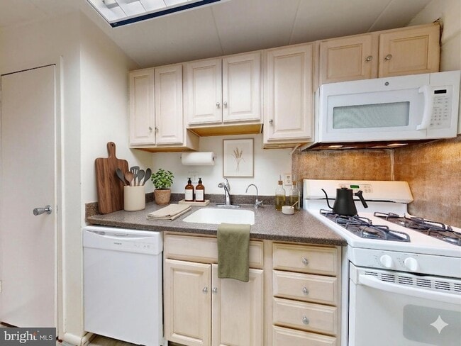 Photo - 2629 Fort Farnsworth Rd Apartment