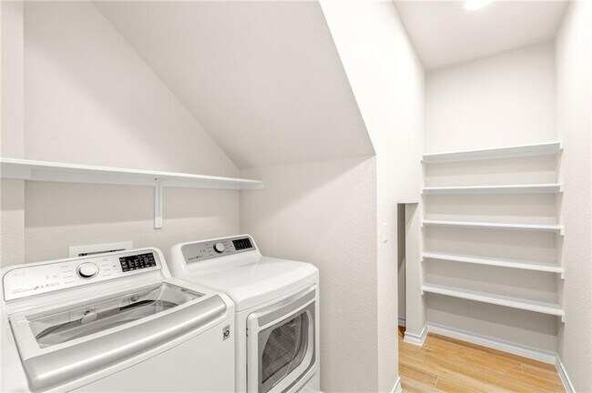 Building Photo - 1607 Denesa Dr