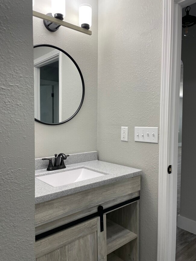 Building Photo - 2310 S Brentwood Blvd