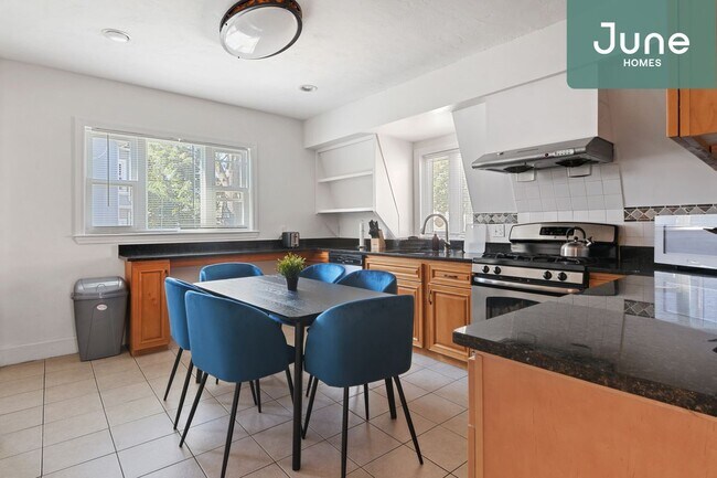 Building Photo - ROOM ONLY in 6-bed/2.0-bath Home
