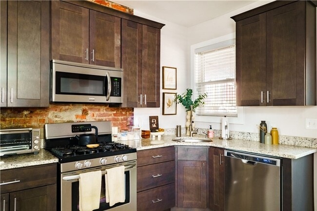 Building Photo - *Beautifully Updated 1BD/1BA Townhouse Ava...