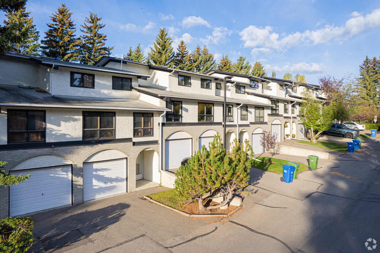 Photo principale - 5400 Dalhousie Dr NW