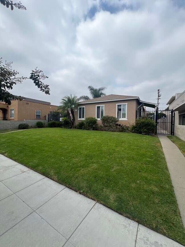 Front View - 1903 Cabrillo Ave