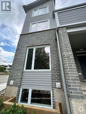 Building Photo - 990-990 Deveron Cres