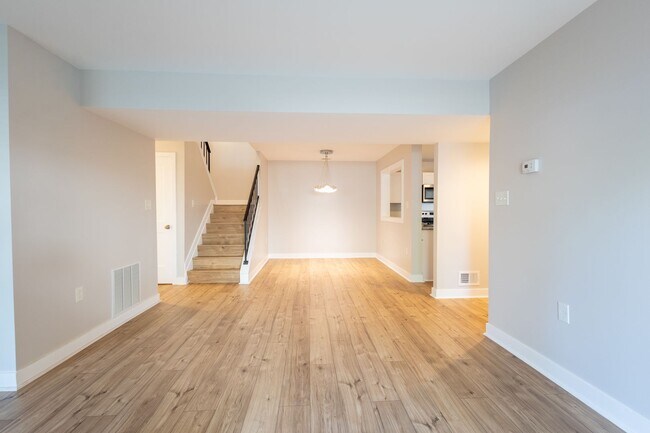 Building Photo - Lovely 3 BR/2.5 BA Townhome in Columbia!