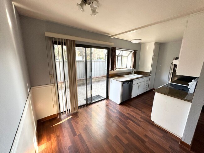 Building Photo - Perfect condo located in beautiful Irvine!