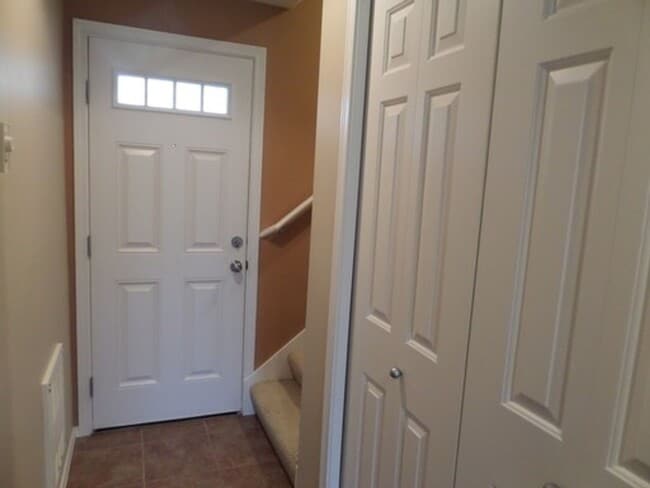 Building Photo - Stunning and Large 3-Bedroom Townhome with...