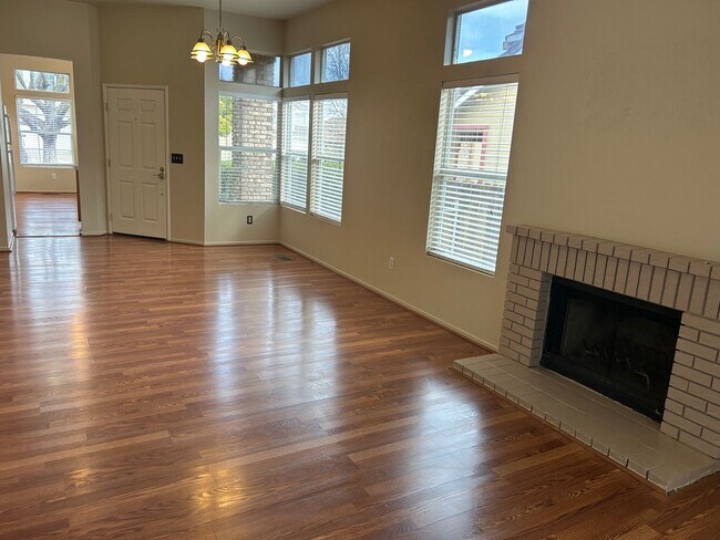 Building Photo - Beautiful Single Story 3 Bedroom 2 Baths  ...