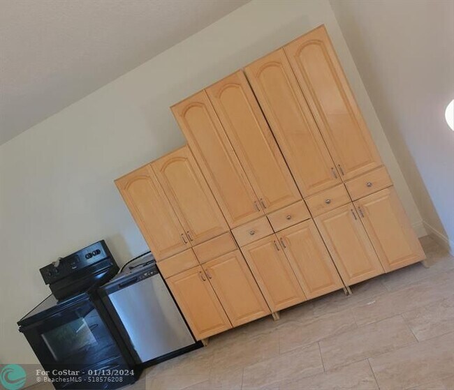 Building Photo - 2050 Oleander Blvd
