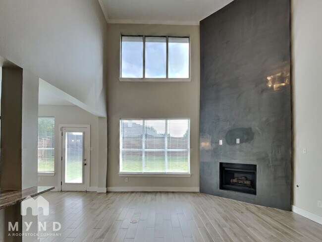Building Photo - 2365 Sunshine Dr