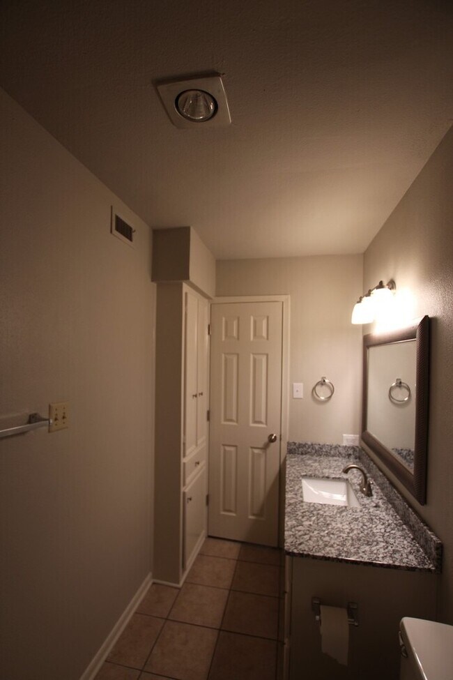 Building Photo - 3 bedroom 2 bathroom Townhome with Updates!