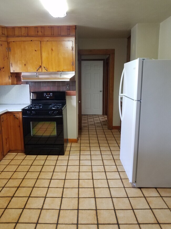 Kitchen - 302 Bermond Ave