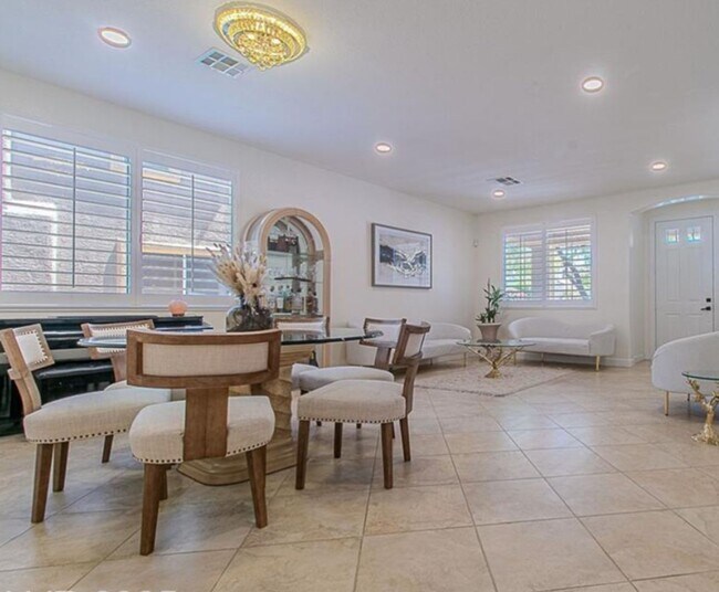 Building Photo - BEAUTIFUL 2 STORY 5 BEDROOM 4 FULL BATHROO...