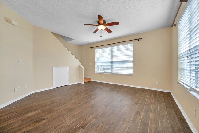 Foto del edificio - 2739 Enterprise Rd E