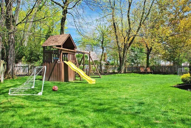 Foto del edificio - Completely renovated 3100 square feet single family house for rent in the heart of Shaker Heights