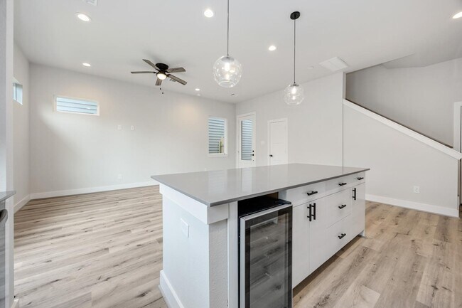 Building Photo - 318 Charlock St