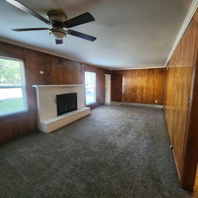 Building Photo - Ranch-Style 3 Bedroom, 1 Bathroom with 1 C...