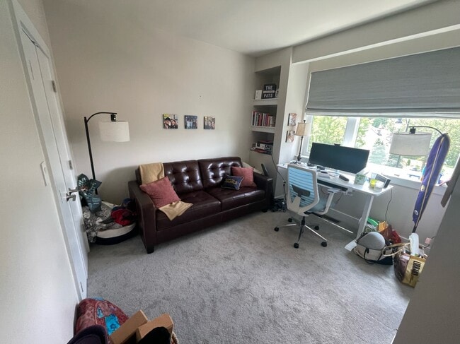 Office with ensuite and sofabed - 3215 12th St NE