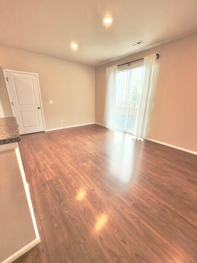 espacio para comer - 3453 Juno St NE