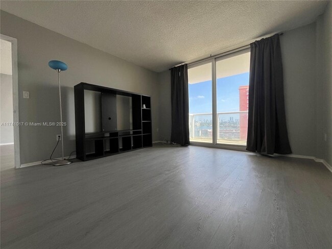 Building Photo - 1301 NE Miami Gardens Dr
