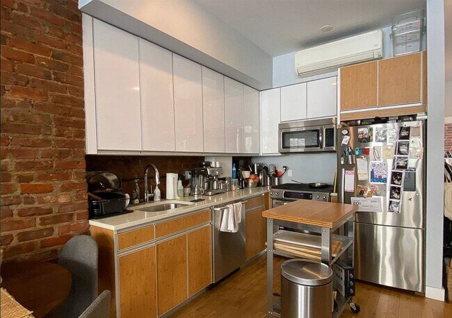 Building Photo - 246 Van Brunt St