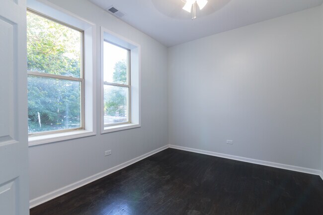 Foto del edificio - 5134 N Oakley Ave