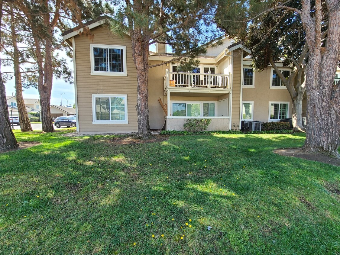 Front view - 8805 Berkshire Way