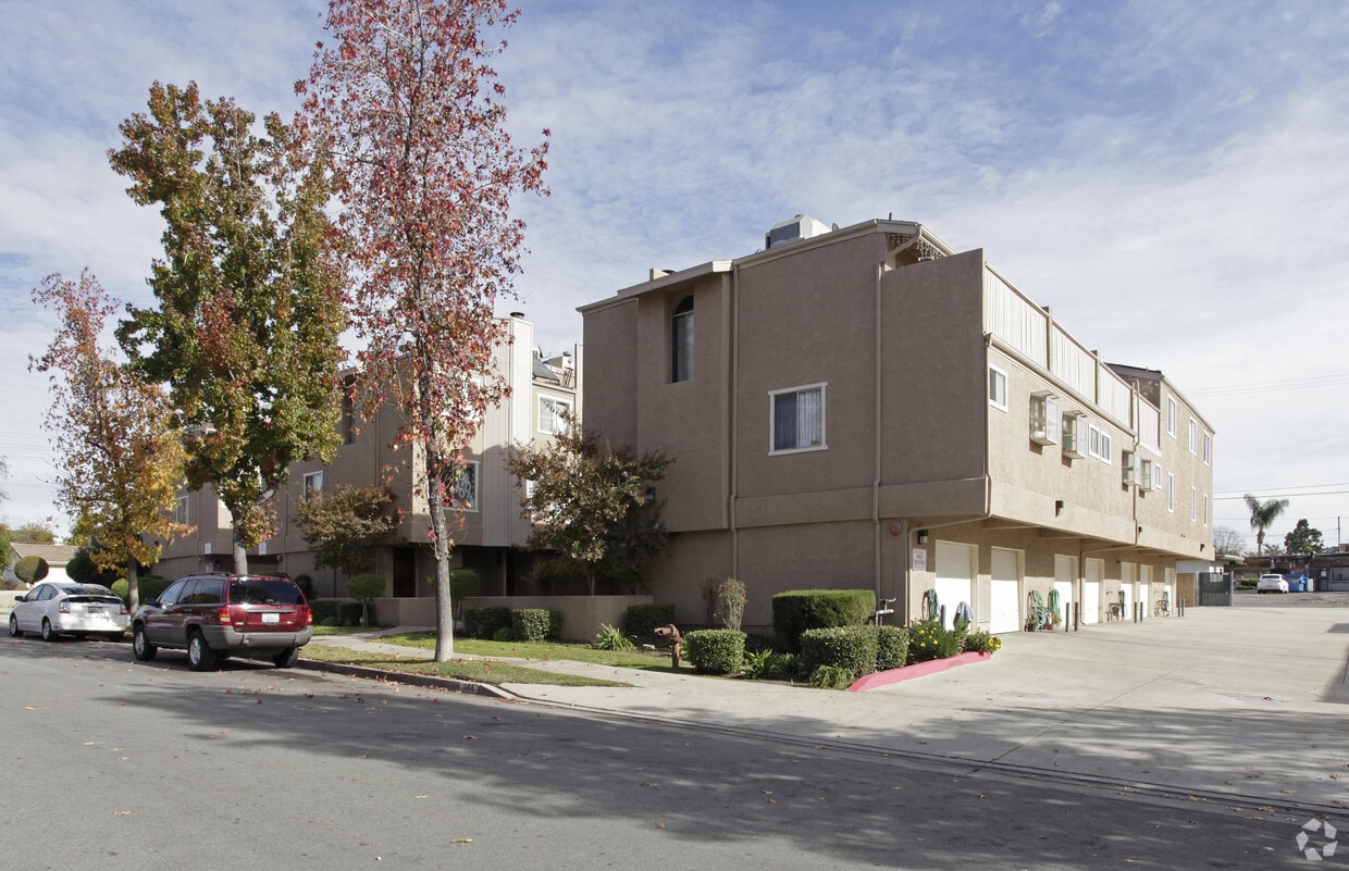Primary Photo - 324-344 S Walnut Ave