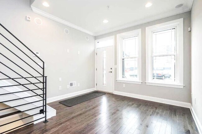 Building Photo - Gorgeous 3-Bedroom Townhome with Finished ...