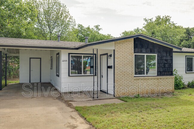 Foto del edificio - 2205 Carruthers Dr