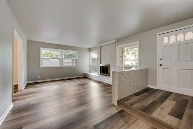 Foto del edificio - Fabulous modern house located in highly desirable Greenwood Hills