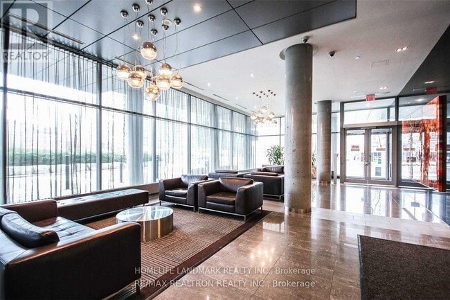 Photo du bâtiment - 705-4k Spadina Ave.