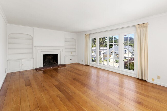 Foto del edificio - Forest Hill: Bright Updated Single Family Home with Garage, Backyard & Storage