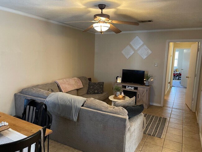 Foto del edificio - AVAILABLE FOR AUGUST PRE-LEASE Charming 3 ...