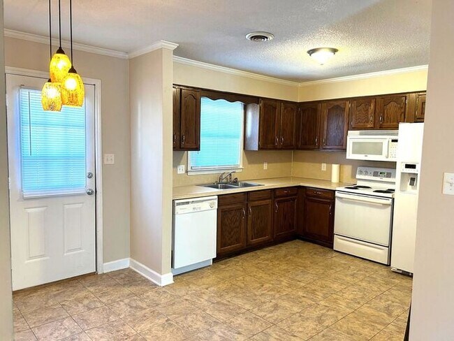 Building Photo - 2 Bedroom 1 Bath Ground Level Condo