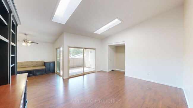 Foto del edificio - Amazing 2nd Floor Home for 55-Plus in Huntington Landmark Adult Community
