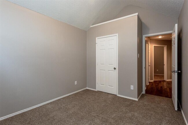 Building Photo - 923 Golden Grove Dr