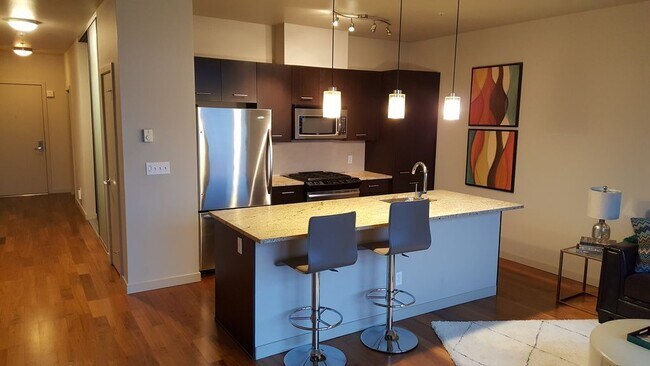 Building Photo - Eastlake Condo with a view