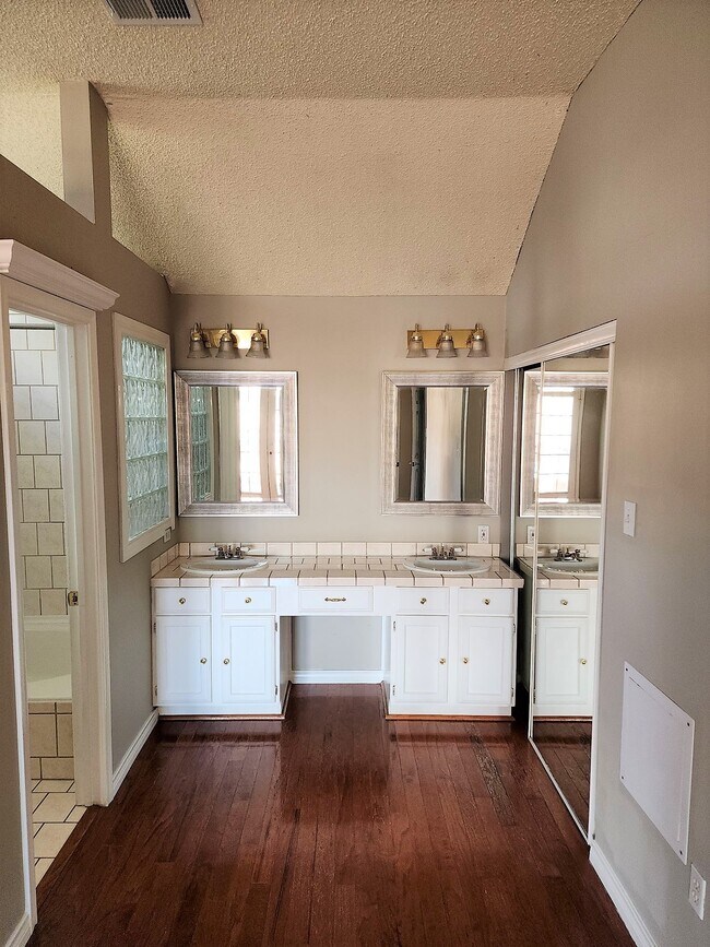 Foto del edificio - 2402 Chestnut Mills Rd