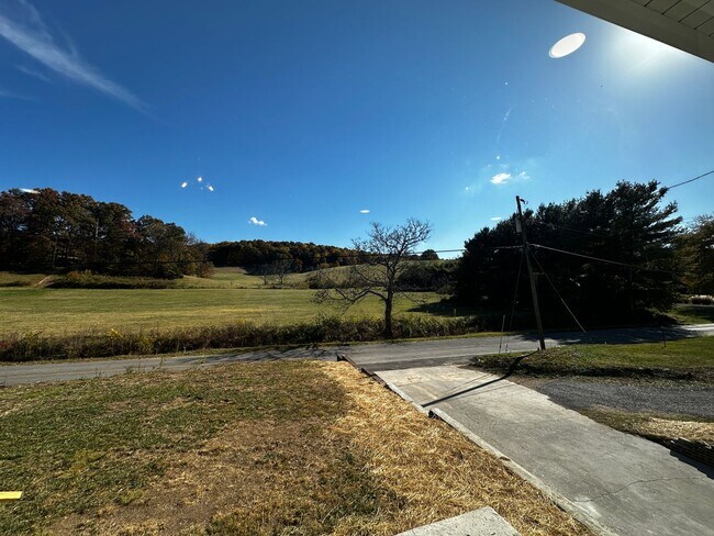 Building Photo - 2 bed/2bath freshly renovated home with bo...