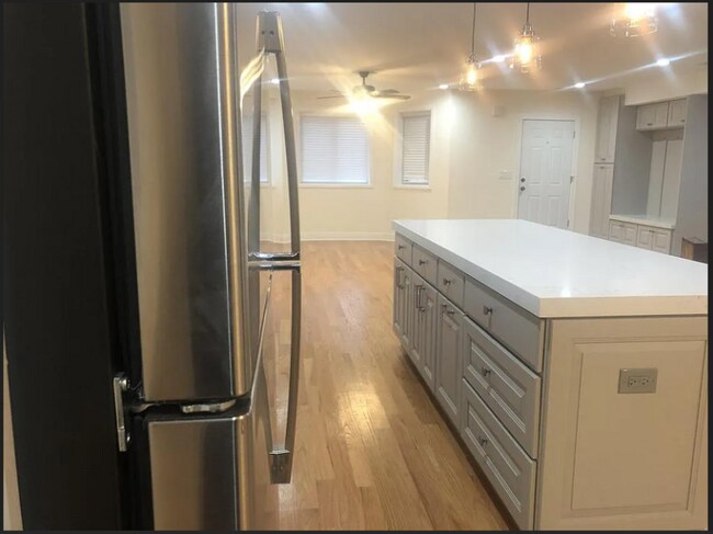 Foto del edificio - 2505 N Hamlin Ave