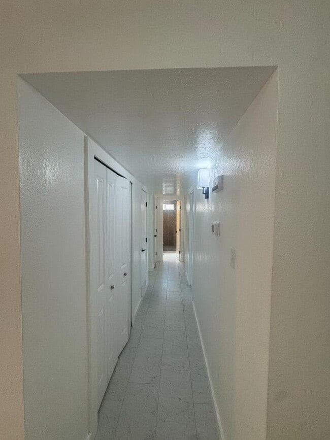 Building Photo - 11216 Baja Dr NE