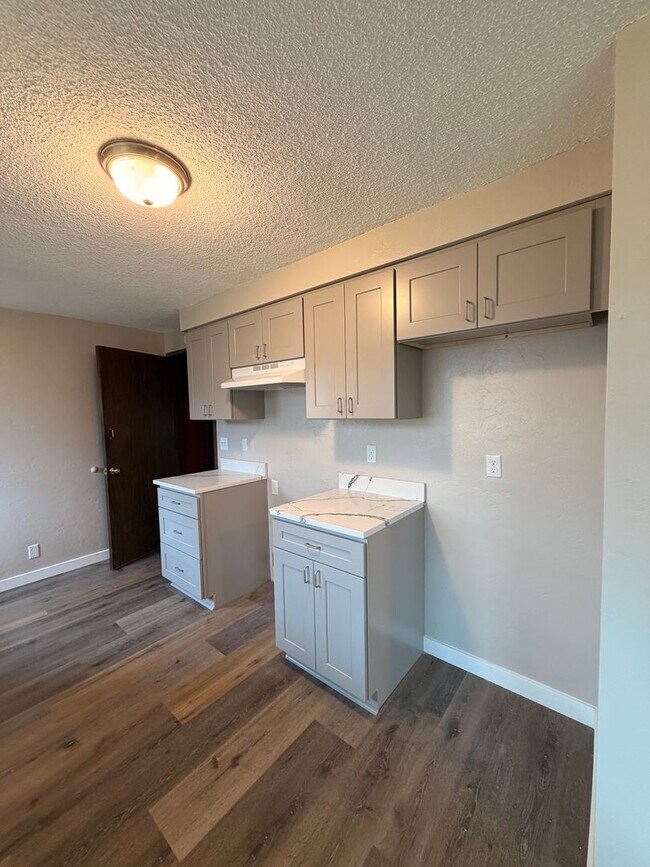 Foto del edificio - 2-Bedroom 1-Bathroom Duplex in Springfield