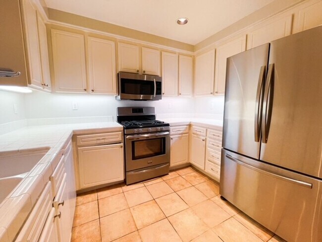 Building Photo - Tustin - 2 Bed - Gorgeous Townhouse In Hig...