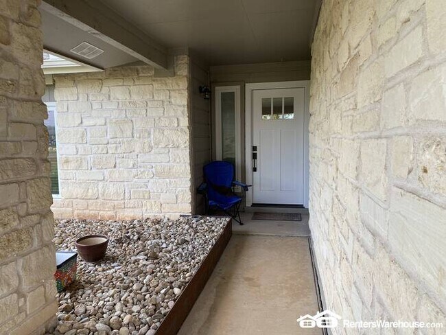 Foto del edificio - 3 bed / 2 baths w/ Modern finishes and large Shop