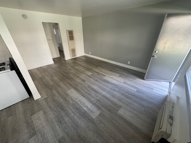 Building Photo - Bowles Apts