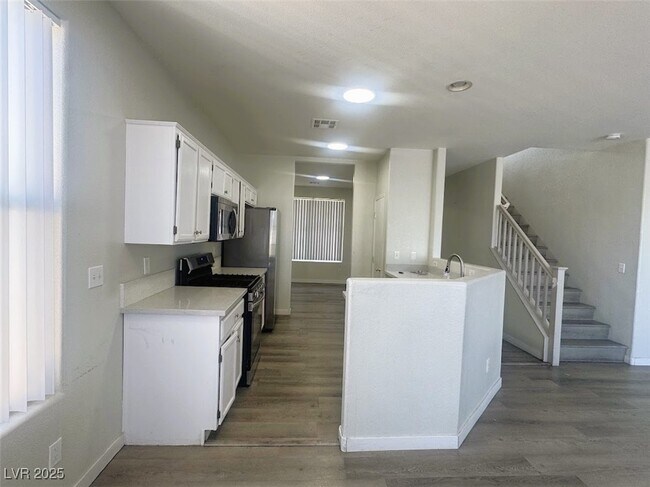Foto del edificio - 2401 Living Rock Ave
