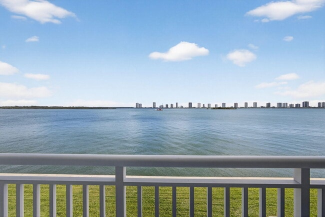 Foto del edificio - 100 Shore Ct